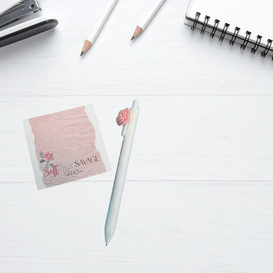 White desktop with sticky note pad andpen.